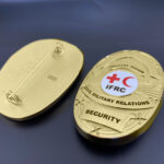 Pines Metálicos Personalizados por CMS
Descubre la calidad incomparable de nuestros pines metálicos personalizados, fabricados con precisión por Corporate Metal Solutions S.A. (CMS). Cada pin es elaborado a medida utilizando materiales como bronce, cobre o plata de ley, con acabados que van desde baño en oro hasta esmalte duro o suave.

Ideales para reconocimientos corporativos, insignias militares, eventos diplomáticos o promociones de marca, nuestros pines combinan elegancia y durabilidad.
📐 Tamaños personalizados
🎨 Opciones ilimitadas de color
🔩 Cierre mariposa o imán
🔥 Opción de horneado para acabados tipo joyería

Confía en CMS para dar vida a tus diseños con precisión y estilo.