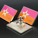 PINES DE SOLAPines Metálicos Personalizados por CMS
Descubre la calidad incomparable de nuestros pines metálicos personalizados, fabricados con precisión por Corporate Metal Solutions S.A. (CMS). Cada pin es elaborado a medida utilizando materiales como bronce, cobre o plata de ley, con acabados que van desde baño en oro hasta esmalte duro o suave.

Ideales para reconocimientos corporativos, insignias militares, eventos diplomáticos o promociones de marca, nuestros pines combinan elegancia y durabilidad.
📐 Tamaños personalizados
🎨 Opciones ilimitadas de color
🔩 Cierre mariposa o imán
🔥 Opción de horneado para acabados tipo joyería

Confía en CMS para dar vida a tus diseños con precisión y estilo.PAS