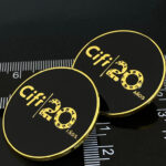 PINES DE SOLAPASPines Metálicos Personalizados por CMS
Descubre la calidad incomparable de nuestros pines metálicos personalizados, fabricados con precisión por Corporate Metal Solutions S.A. (CMS). Cada pin es elaborado a medida utilizando materiales como bronce, cobre o plata de ley, con acabados que van desde baño en oro hasta esmalte duro o suave.

Ideales para reconocimientos corporativos, insignias militares, eventos diplomáticos o promociones de marca, nuestros pines combinan elegancia y durabilidad.
📐 Tamaños personalizados
🎨 Opciones ilimitadas de color
🔩 Cierre mariposa o imán
🔥 Opción de horneado para acabados tipo joyería

Confía en CMS para dar vida a tus diseños con precisión y estilo.