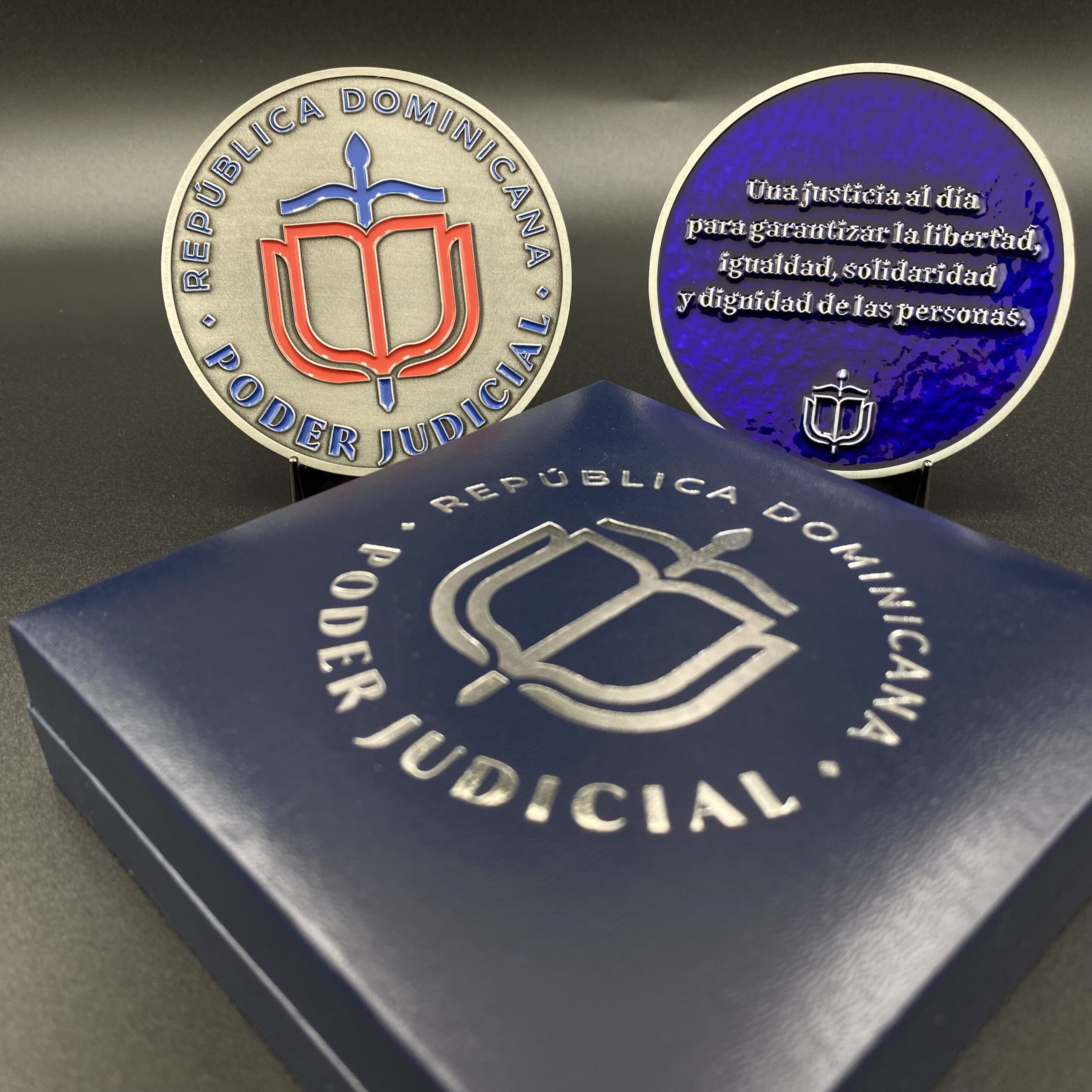 Pines Metálicos Personalizados Pines Metálicos Personalizados por CMS
Descubre la calidad incomparable de nuestros pines metálicos personalizados, fabricados con precisión por Corporate Metal Solutions S.A. (CMS). Cada pin es elaborado a medida utilizando materiales como bronce, cobre o plata de ley, con acabados que van desde baño en oro hasta esmalte duro o suave.
Ideales para reconocimientos corporativos, insignias militares, eventos diplomáticos o promociones de marca, nuestros pines combinan elegancia y durabilidad.
📐 Tamaños personalizados
🎨 Opciones ilimitadas de color
🔩 Cierre mariposa o imán
🔥 Opción de horneado para acabados tipo joyería
Confía en CMS para dar vida a tus diseños con precisión y estilo.