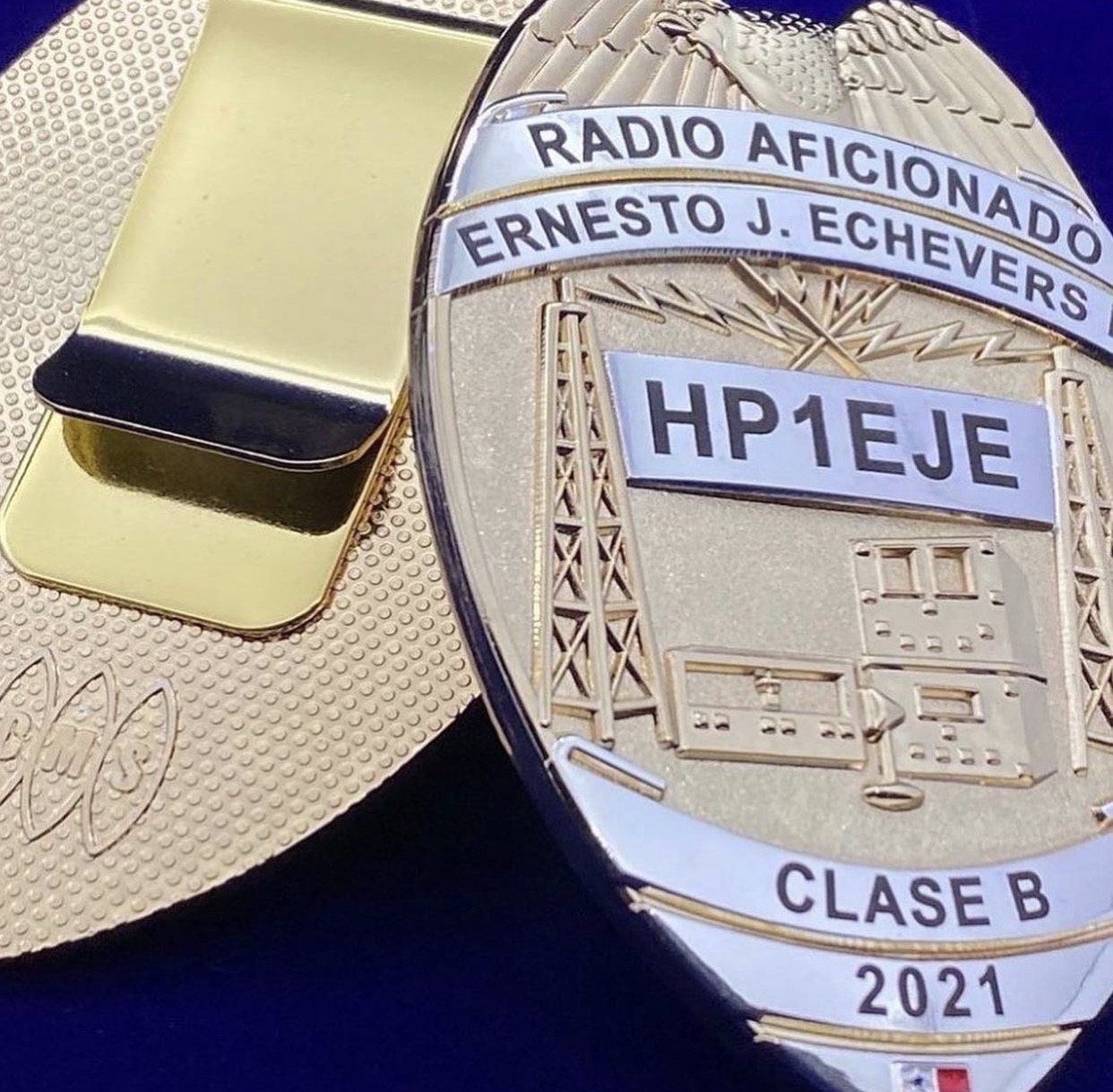 Ejemplo de producción de piezas corporativas y acabados (CMS Latam)