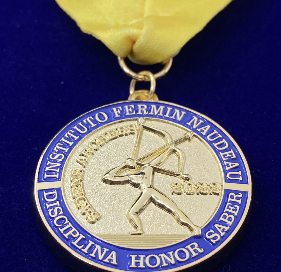 Medallón premium para graduación detalle de acabado institucional