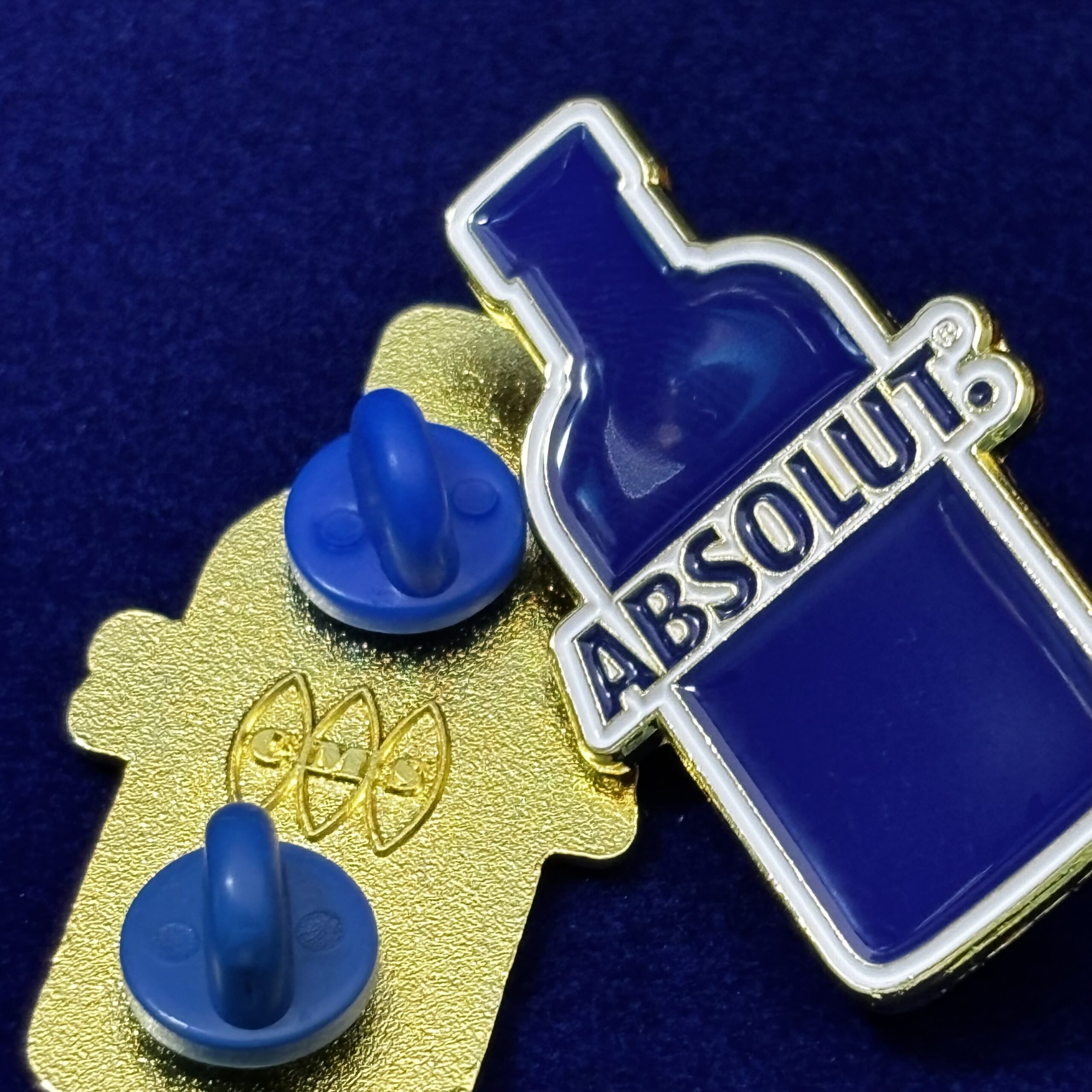 Acabados populares en pines metálicos personalizados: dorado, níquel, antique y contrastes