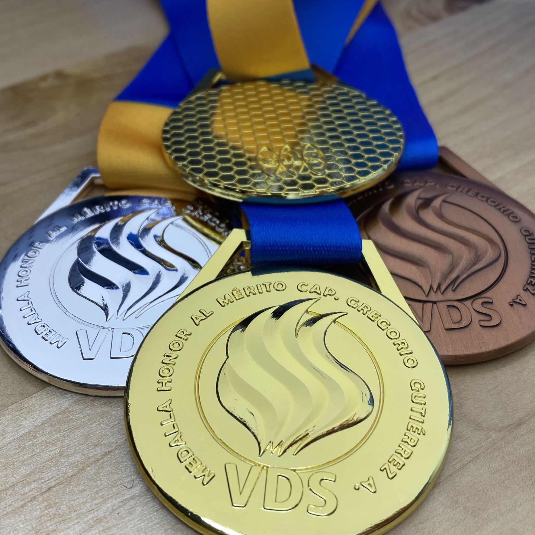 Premiación deportiva con medallones personalizados: detalle y presencia en podio