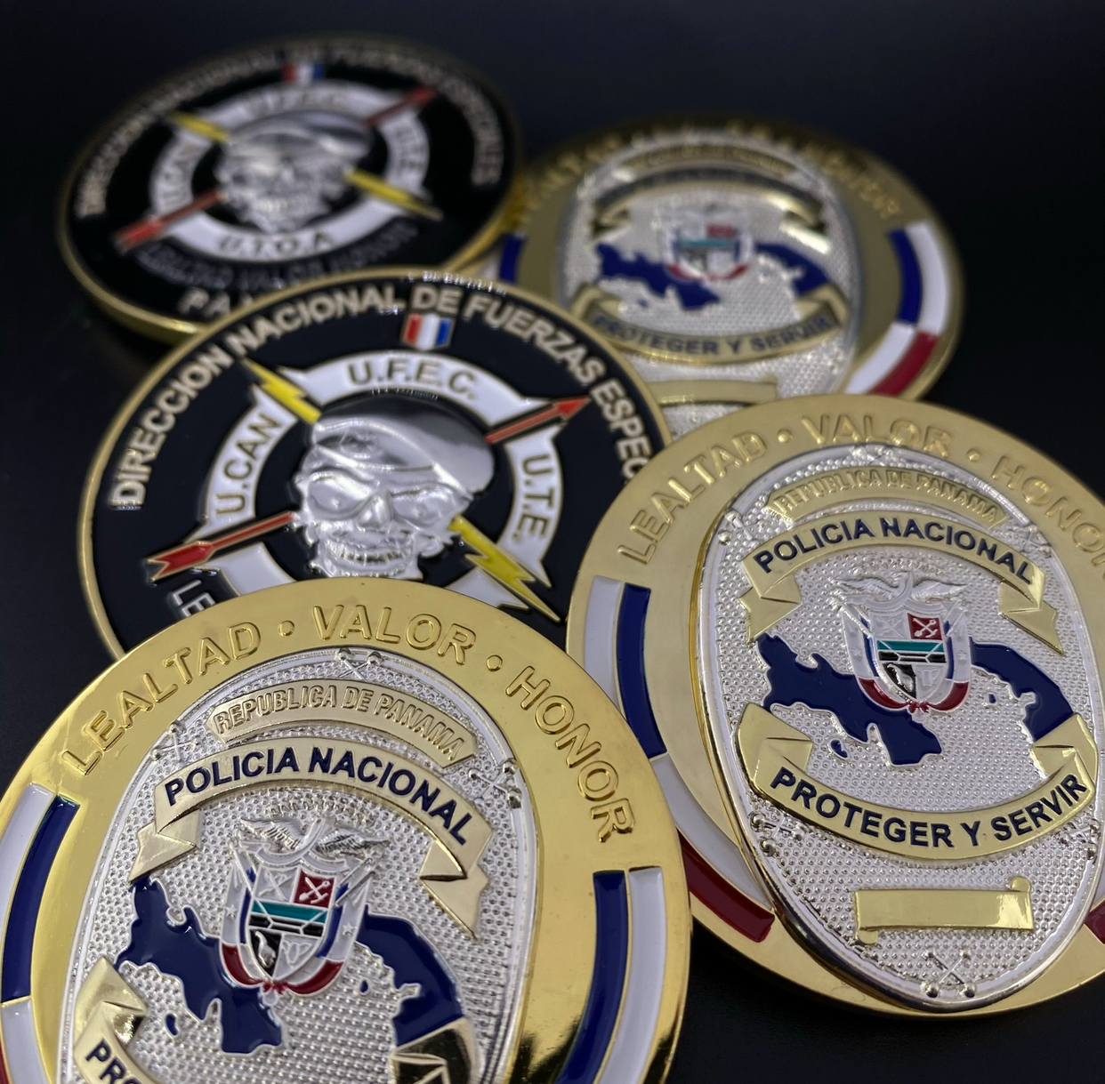 Moneda institucional personalizada con acabado formal e institucional