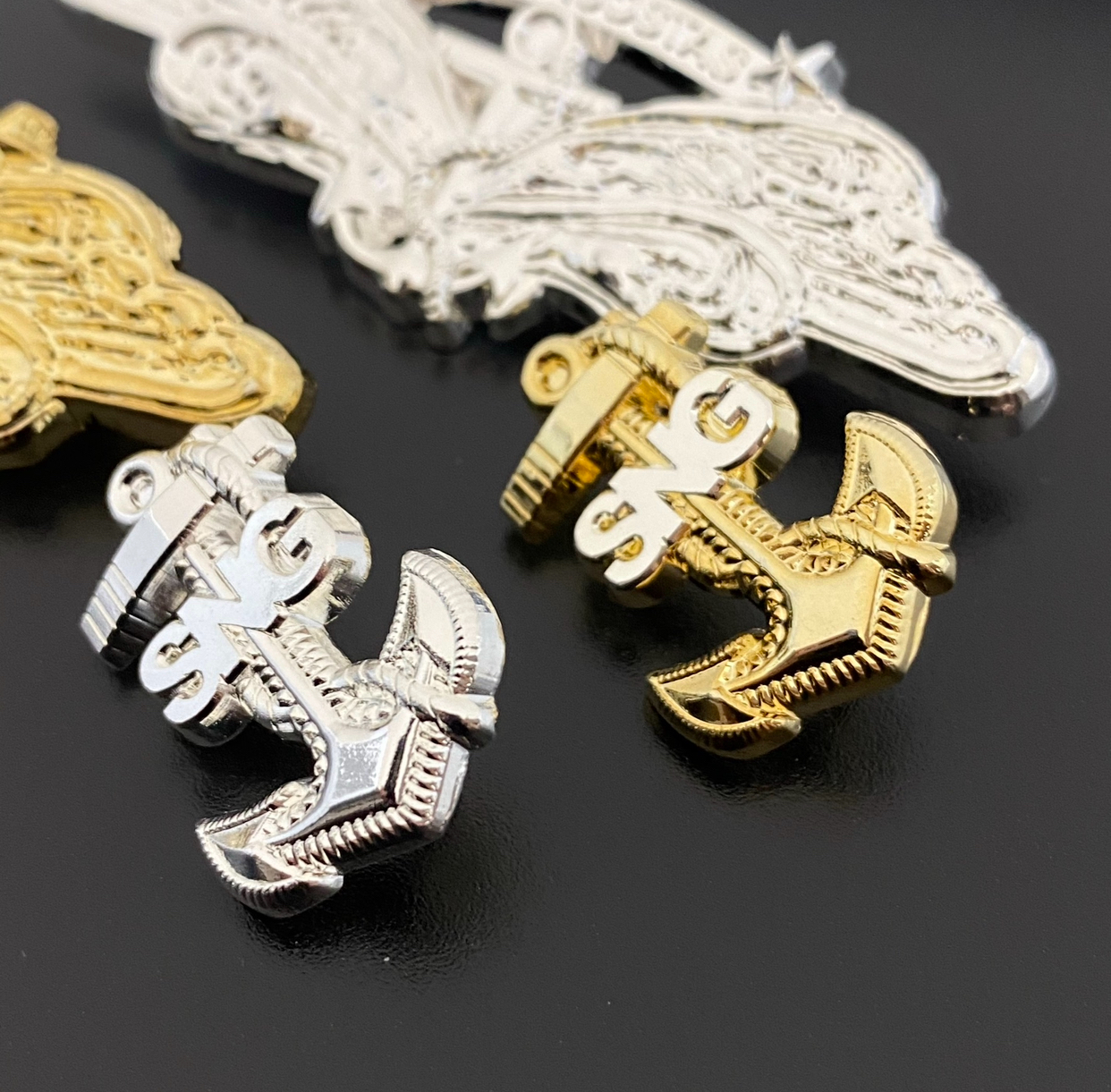 insignias militares y policiales de gala con acabado premium