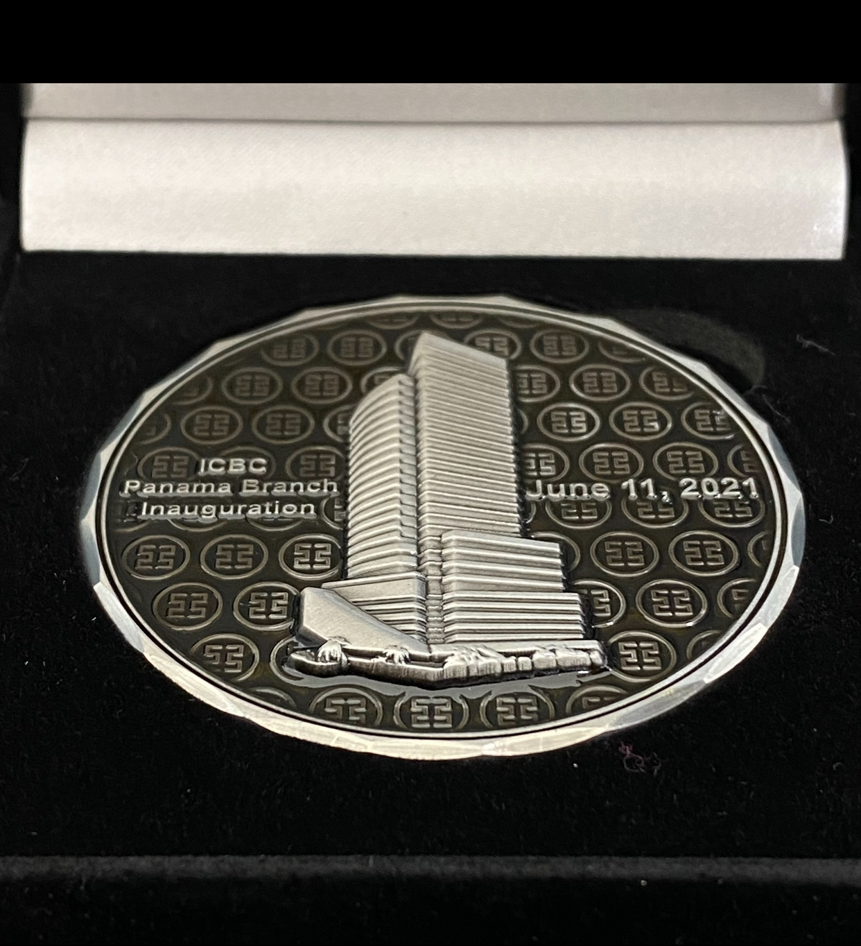 Moneda conmemorativa con logo corporativo en relieve 3D