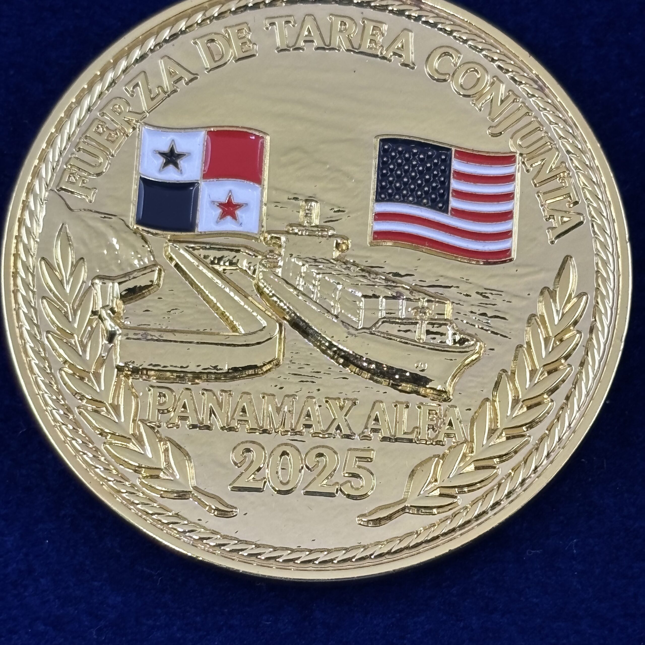 Pines y monedas institucionales fabricadas por CMS Latam