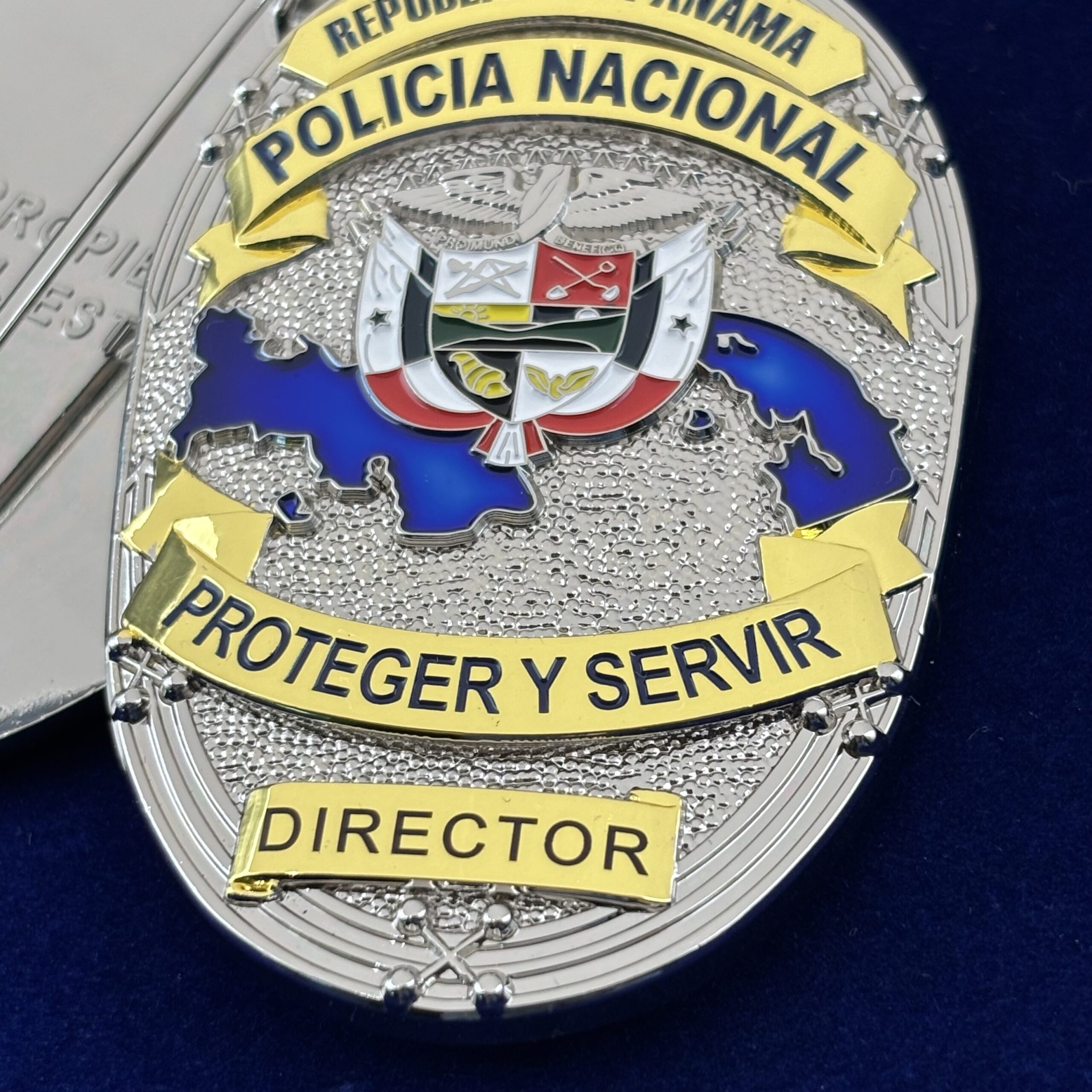 placas de seguridad personalizadas en metal fabricadas por CMS Latam