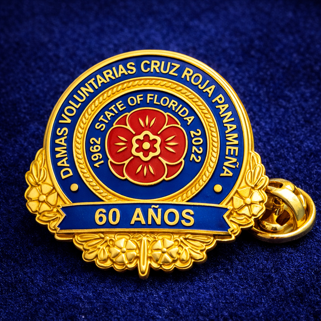 Insignia metálica con diseño colorido y relieve 3D: ejemplo de pin personalizado premium