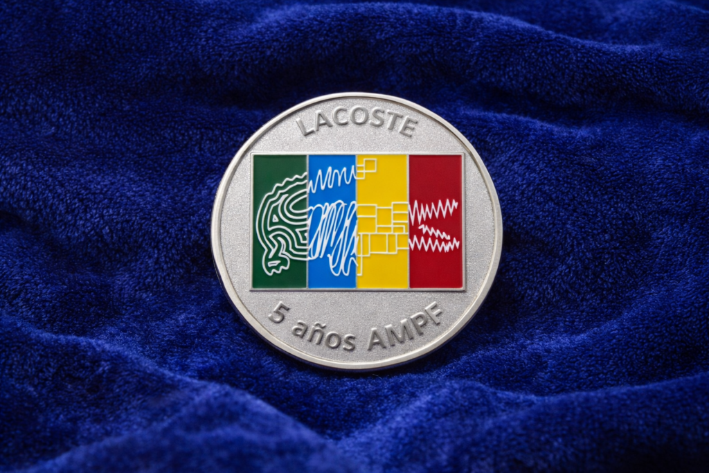 Fabricante de pines metálicos con logo grabado en metal