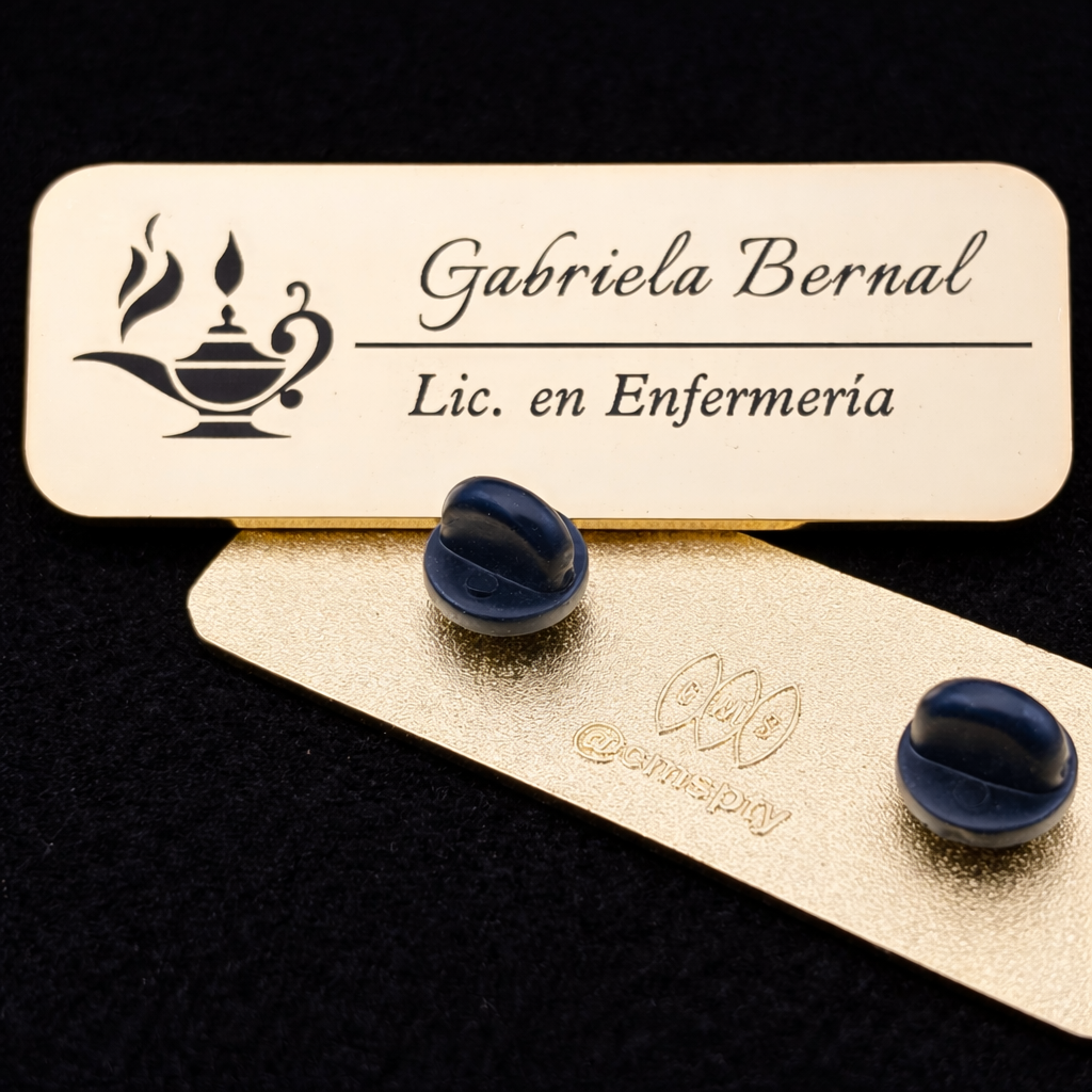 Pines de graduación en Panamá con gafete de nombre personalizado