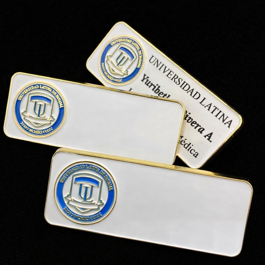 Pines de graduación en Panamá y gafetes personalizados para estudiantes