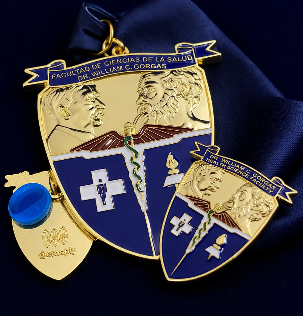 Pines de graduación en Panamá con medallas y cinta para universitarios