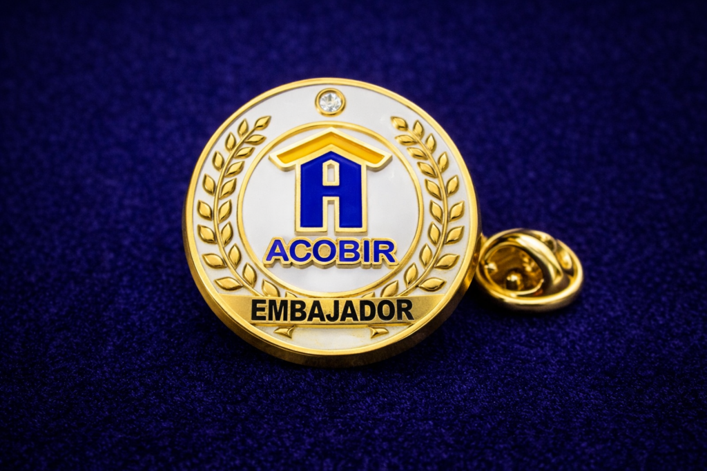 Pines metálicos personalizados con alta precisión en logotipo