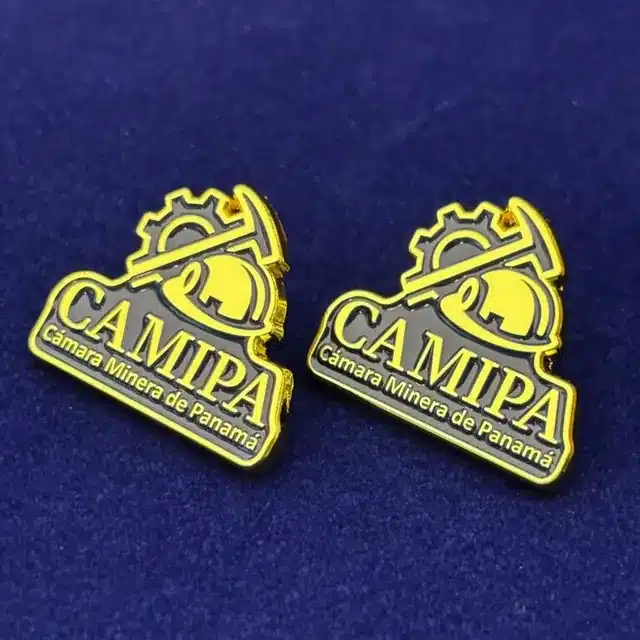 Pines corporativos CAMIPA en esmalte azul y amarillo