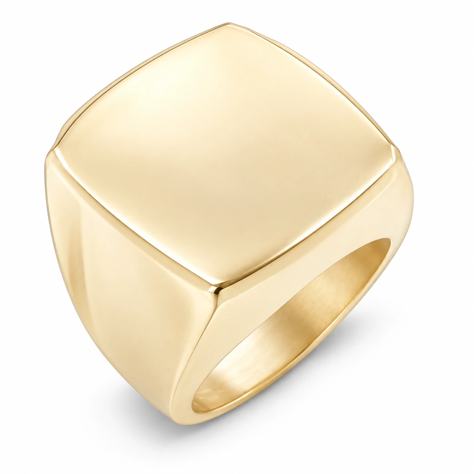 Anillo CMS-AN-1001 de apariencia dorada, cabeza cuadrada de metal liso, sin piedras, sobre fondo blanco.