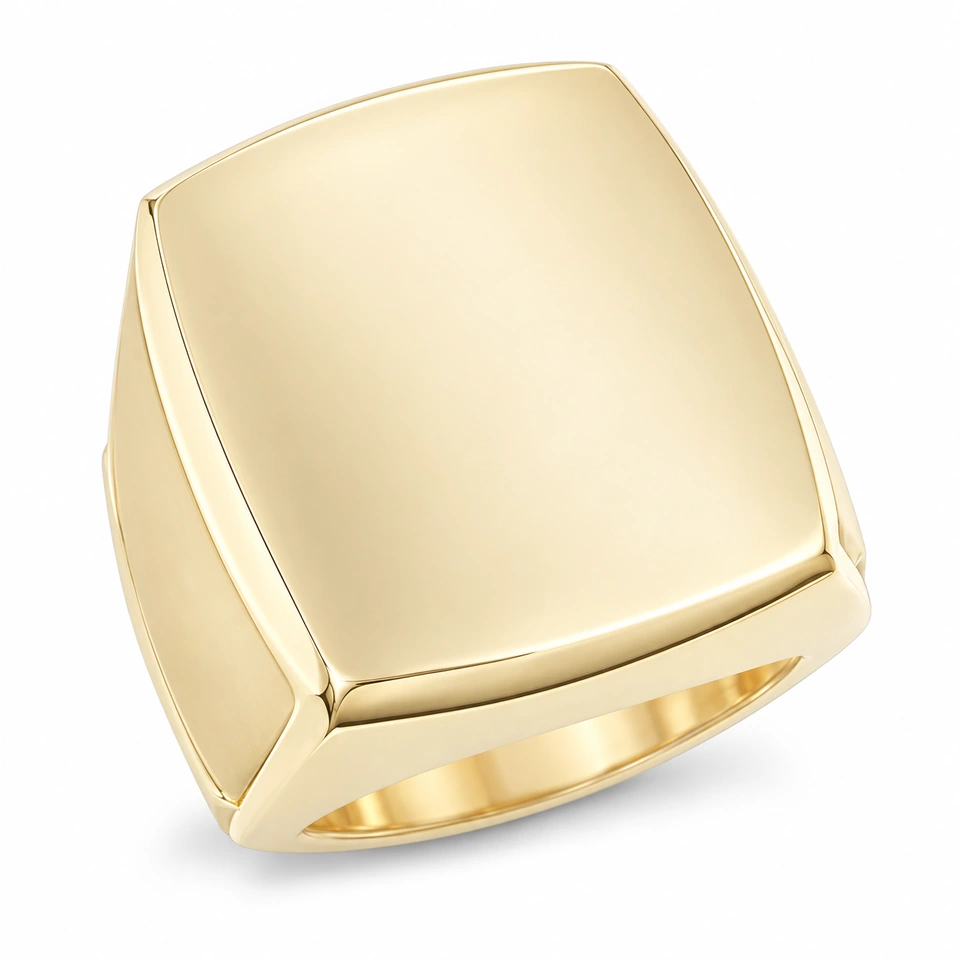 Anillo CMS-AN-1002 de apariencia dorada, cabeza rectangular alargada de metal liso, sin piedras, sobre fondo blanco.