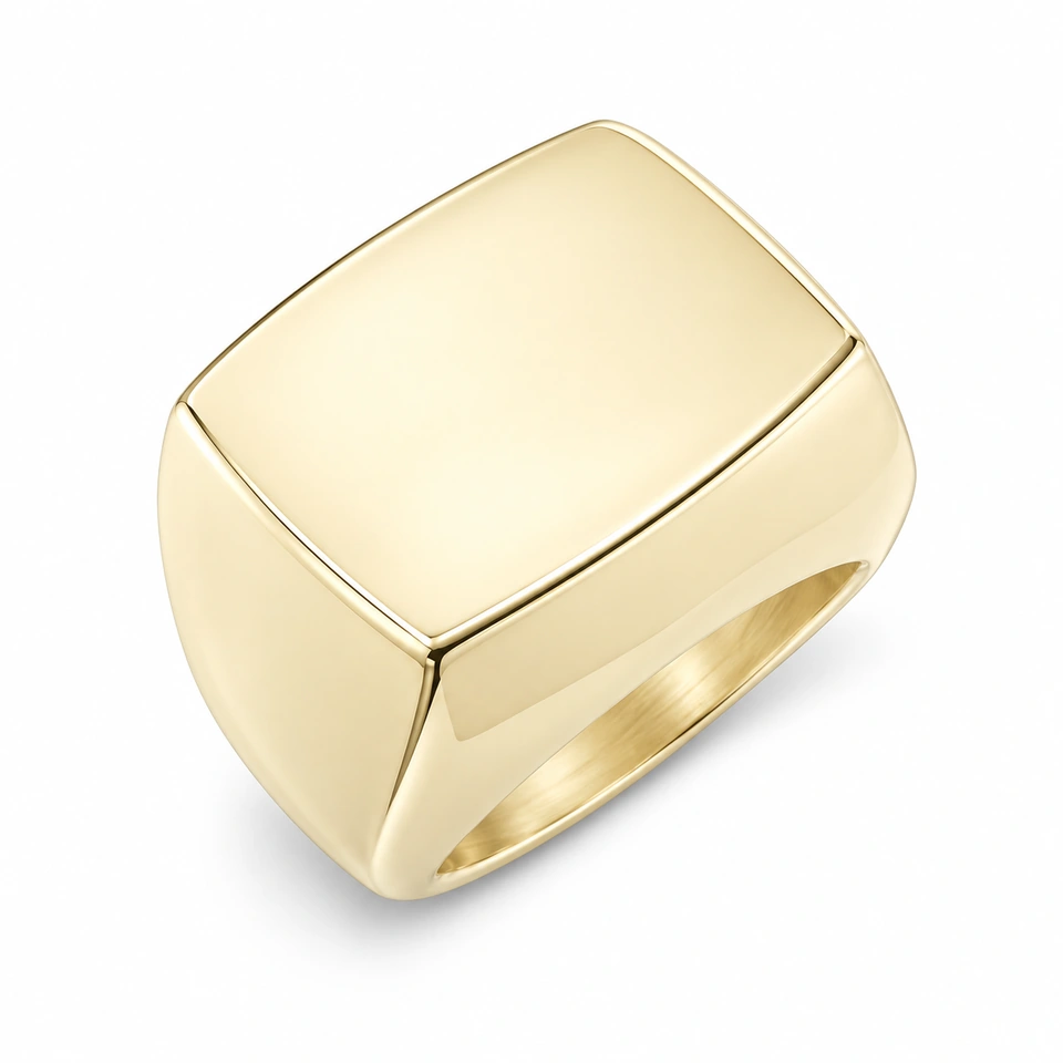 Anillo CMS-AN-1004 de apariencia dorada, cabeza rectangular transversal de metal liso, sin piedras, sobre fondo blanco.