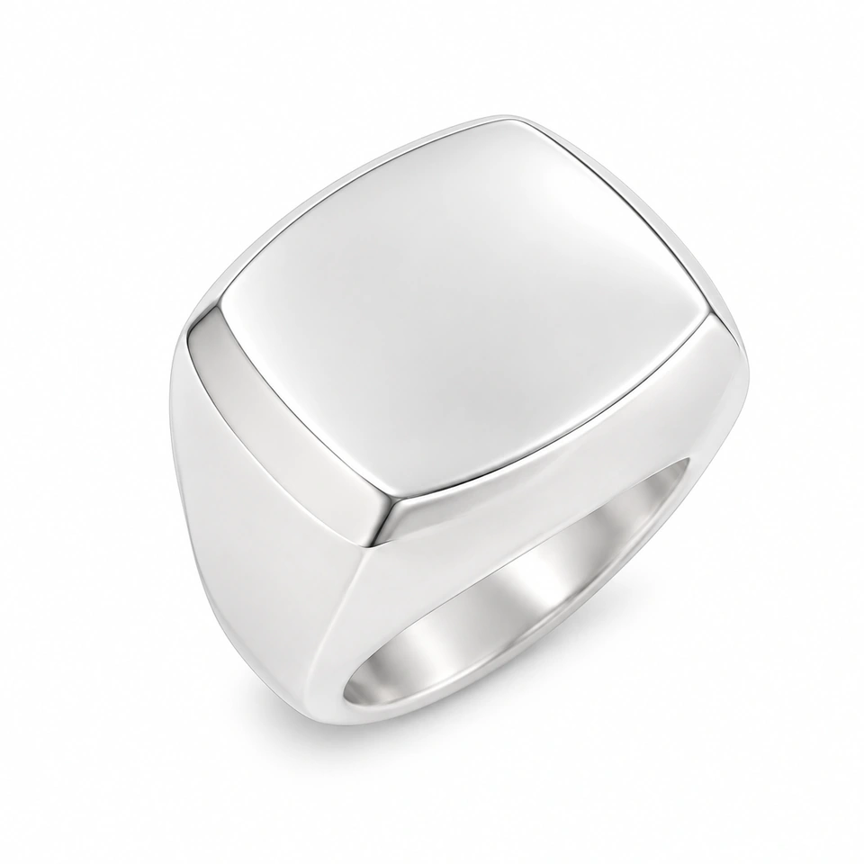Anillo CMS-AN-1005 de apariencia plateada, cabeza rectangular redondeada de metal liso, sin piedras, sobre fondo blanco.