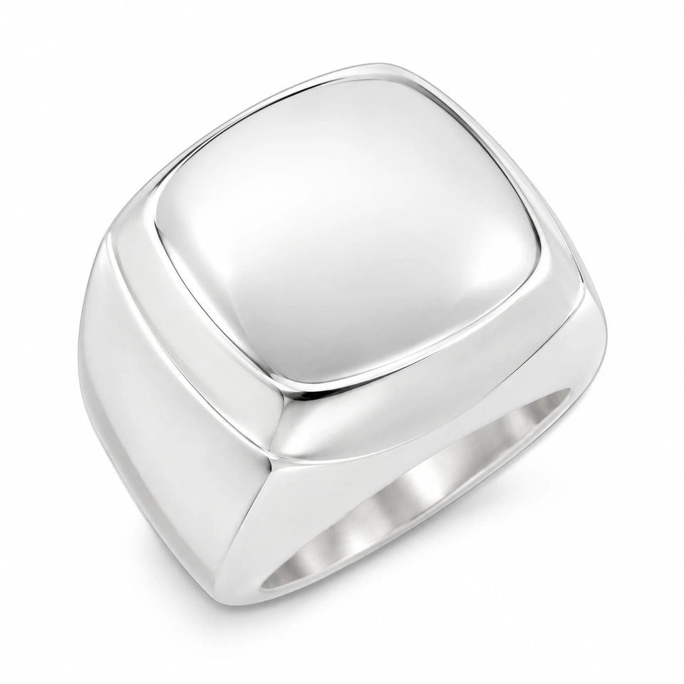 Anillo CMS-AN-1006 de apariencia plateada, cabeza cuadrada abombada de metal liso, sin piedras, sobre fondo blanco.