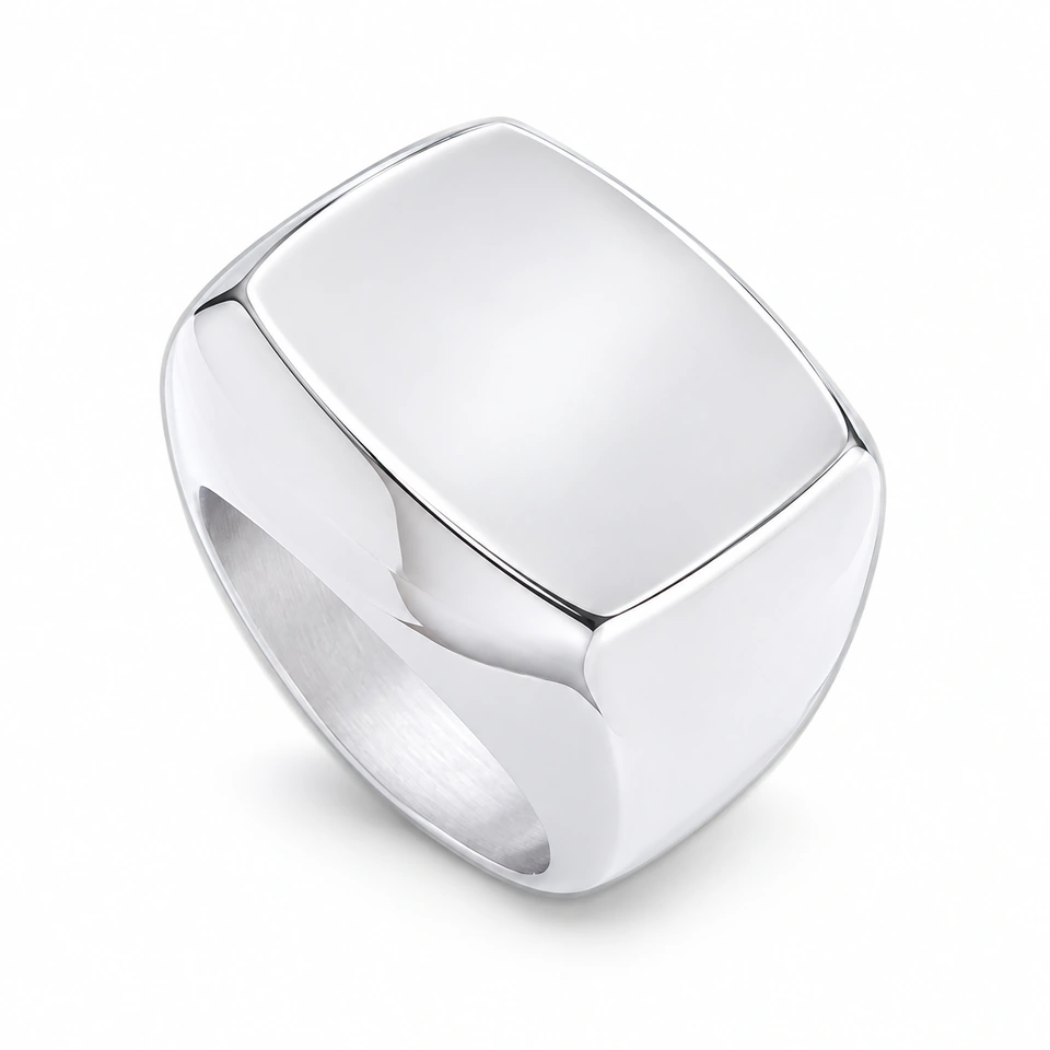 Anillo CMS-AN-1007 de apariencia plateada, cabeza rectangular redondeada de metal liso, sin piedras, sobre fondo blanco.
