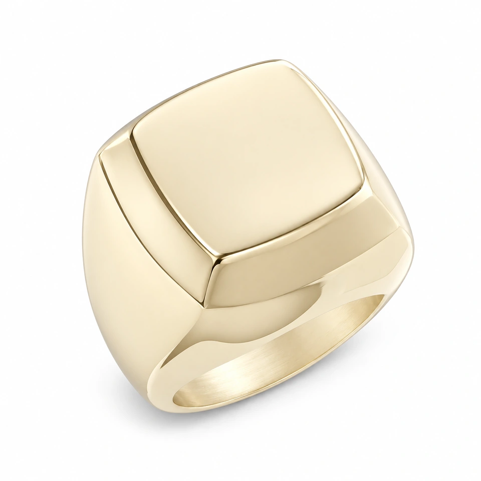 Anillo CMS-AN-1008 de apariencia dorada, cabeza cuadrada de esquinas suaves de metal liso, sin piedras, sobre fondo blanco.
