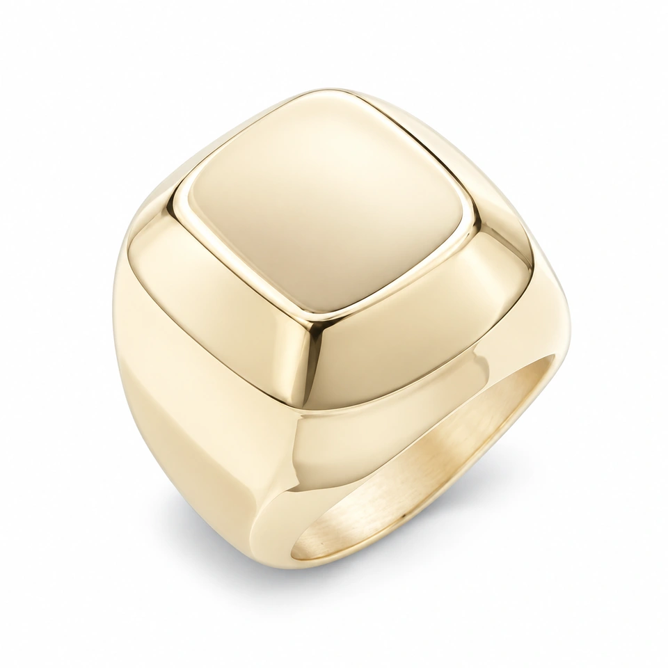 Anillo CMS-AN-1009 de apariencia dorada, cabeza cuadrada abombada de metal liso, sin piedras, sobre fondo blanco.