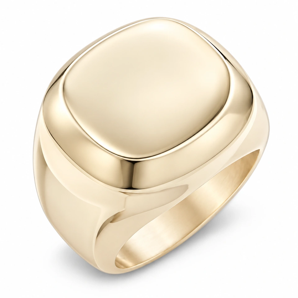 Anillo CMS-AN-1012 de apariencia dorada, cabeza ovalada amplia de metal liso, sin piedras, sobre fondo blanco.