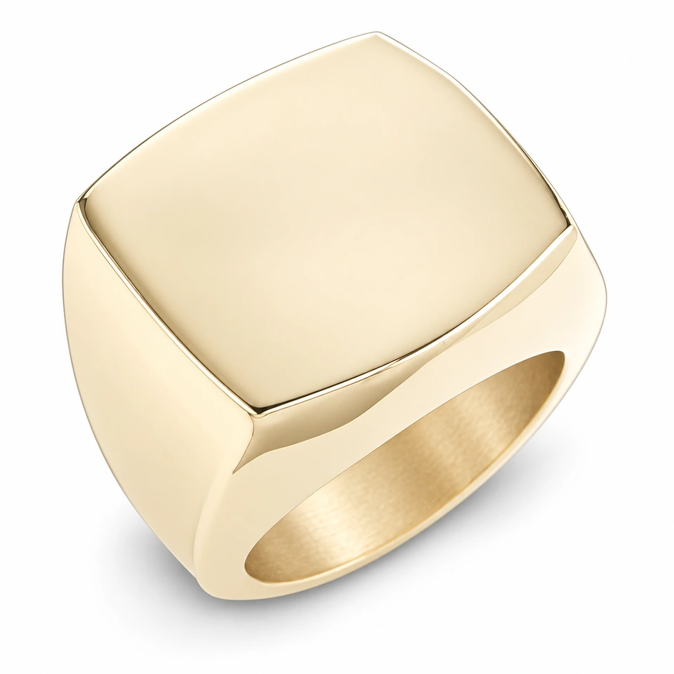 Anillo CMS-AN-1013, cabeza rectangular de esquinas suavizadas de metal liso, sin piedras, sobre fondo blanco.
