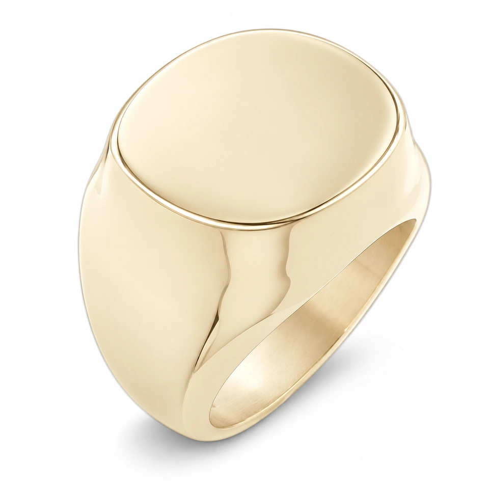 Anillo CMS-AN-1014 de apariencia dorada, cabeza ovalada circular de metal liso, sin piedras, sobre fondo blanco.