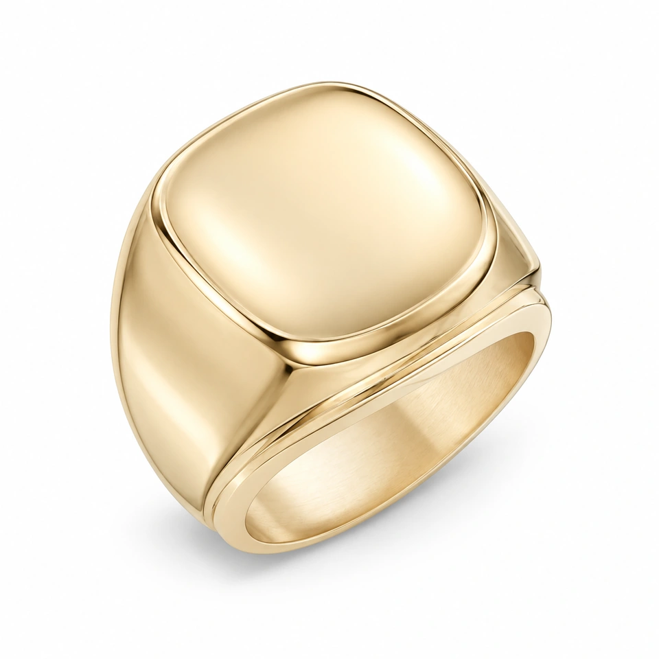 Anillo CMS-AN-1015 de apariencia dorada, cabeza cojín elevada de metal liso, sin piedras, sobre fondo blanco.