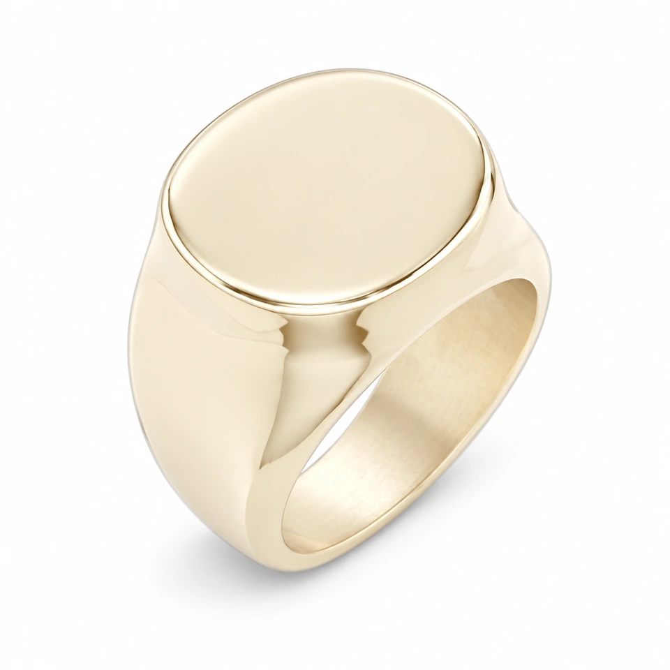 Anillo CMS-AN-1016 de apariencia dorada, cabeza ovalada compacta de metal liso, sin piedras, sobre fondo blanco.