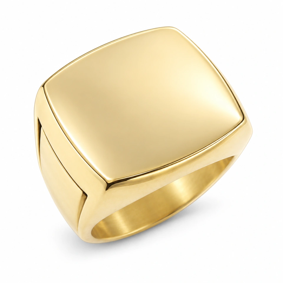 Anillo CMS-AN-1017 de apariencia dorada, cabeza cuadrada de esquinas suaves de metal liso, sin piedras, sobre fondo blanco.