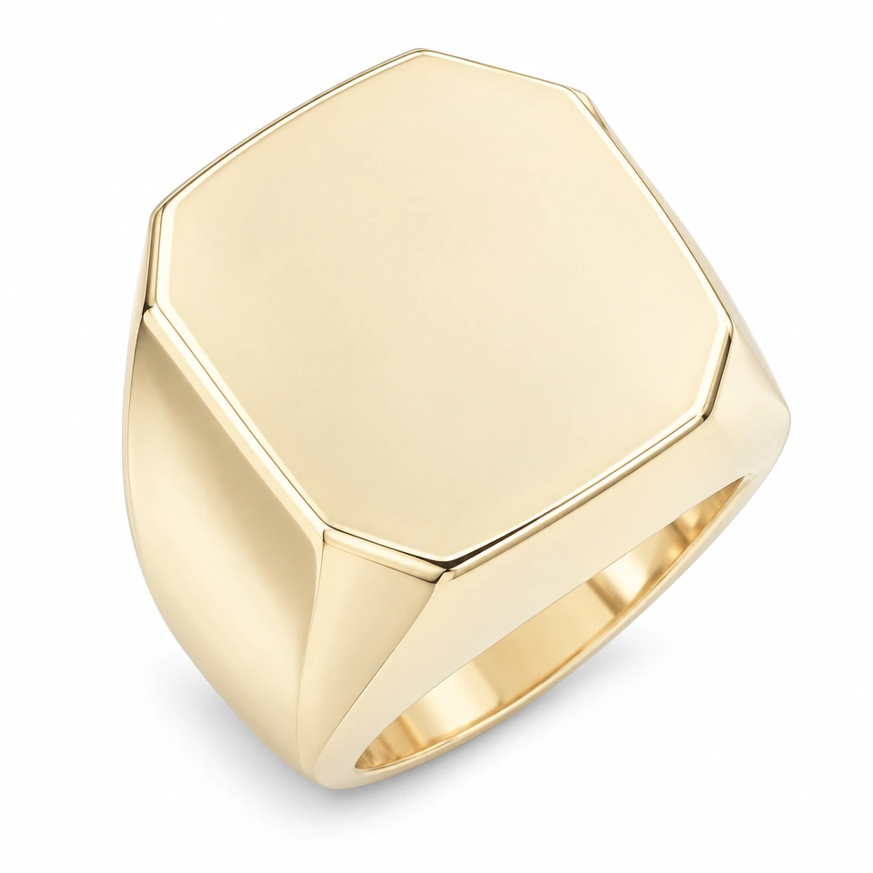 Anillo CMS-AN-1018 de apariencia dorada, cabeza rectangular octagonal de metal liso, sin piedras, sobre fondo blanco.