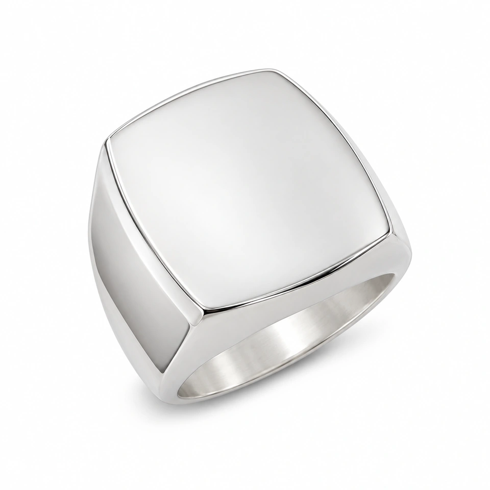 Anillo CMS-AN-1019, cabeza rectangular de esquinas recortadas de metal liso, sin piedras, sobre fondo blanco.