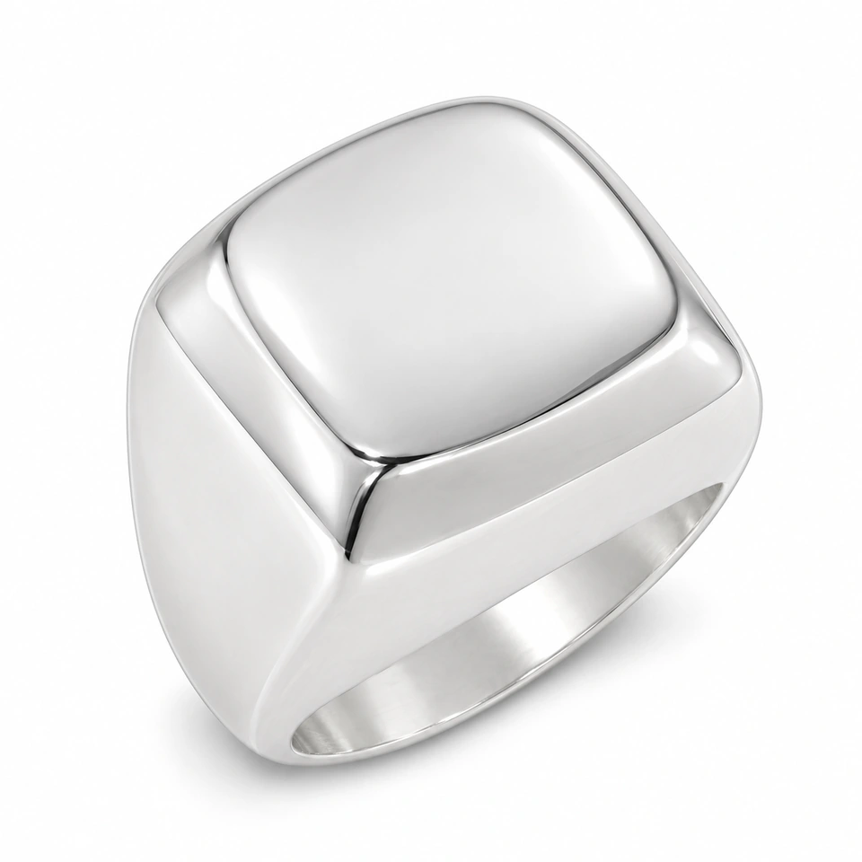 Anillo CMS-AN-1020 de apariencia plateada, cabeza cuadrada abombada de metal liso, sin piedras, sobre fondo blanco.