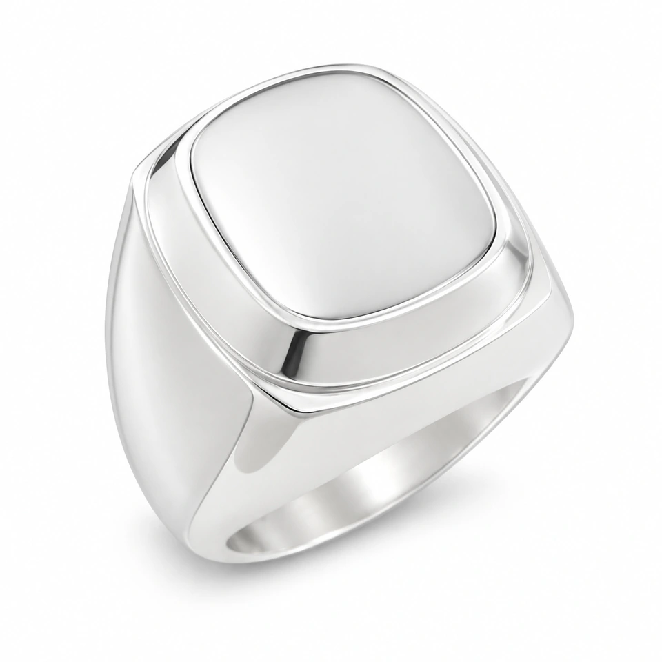 Anillo CMS-AN-1022 de apariencia plateada, cabeza cojín rectangular compacta de metal liso, sin piedras, sobre fondo blanco.
