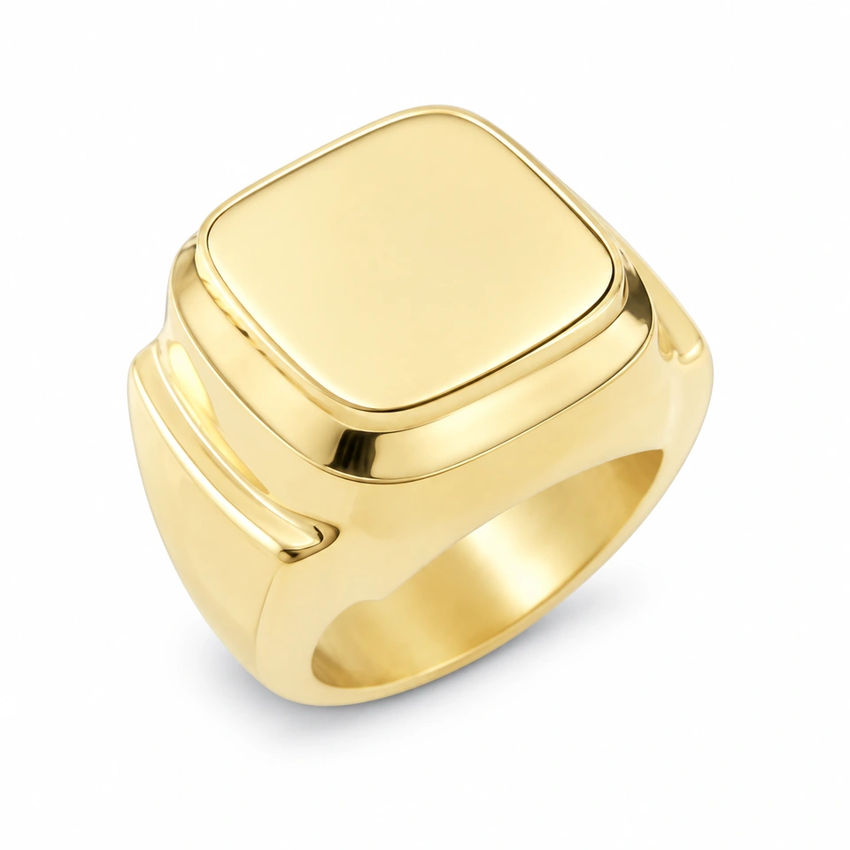 Anillo CMS-AN-1023 de apariencia dorada, cabeza cuadrada compacta de metal liso, sin piedras, sobre fondo blanco.