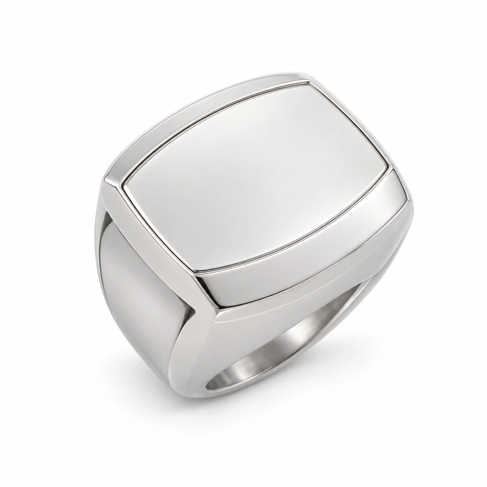 Anillo CMS-AN-1024 de apariencia plateada, cabeza rectangular redondeada de metal liso, sin piedras, sobre fondo blanco.