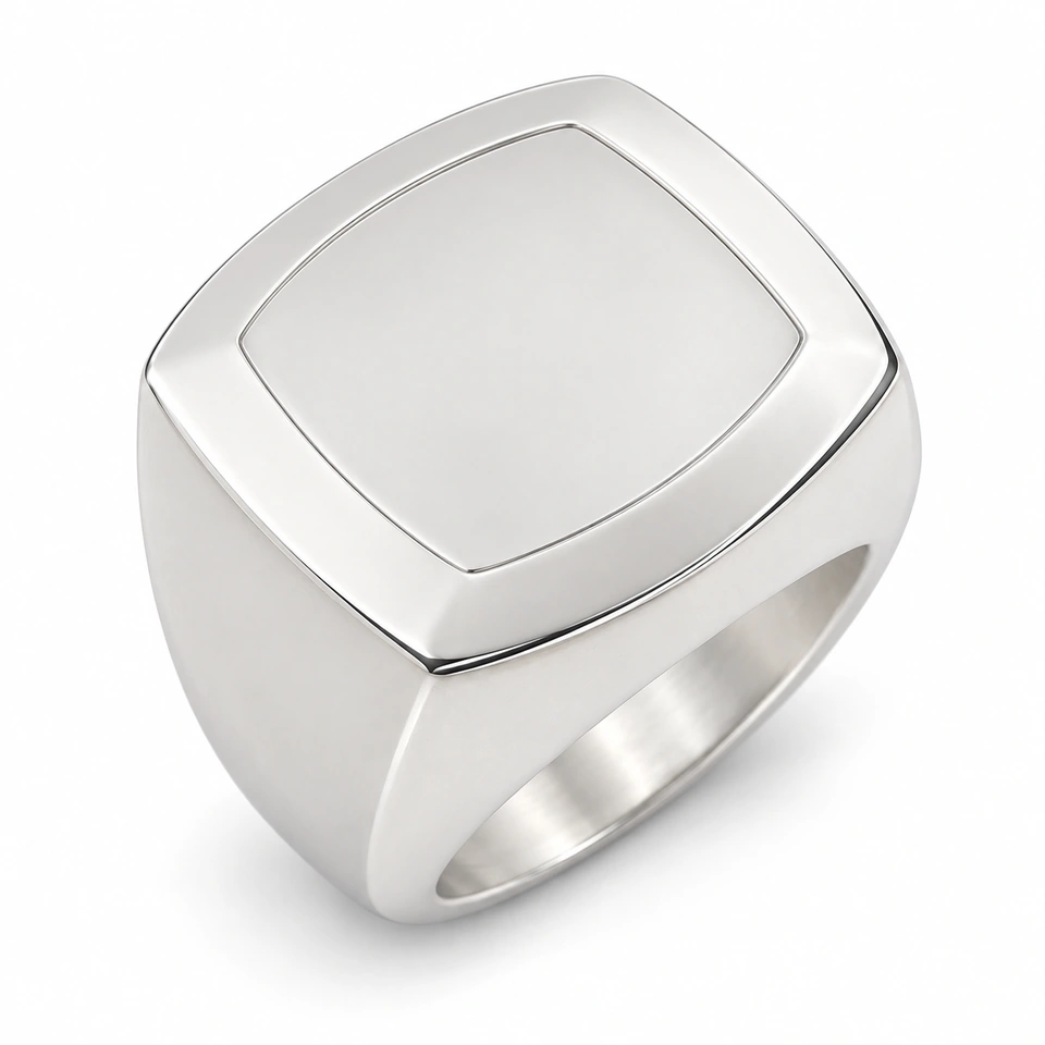 Anillo CMS-AN-1025 de apariencia plateada, cabeza cuadrada redondeada de metal liso, sin piedras, sobre fondo blanco.