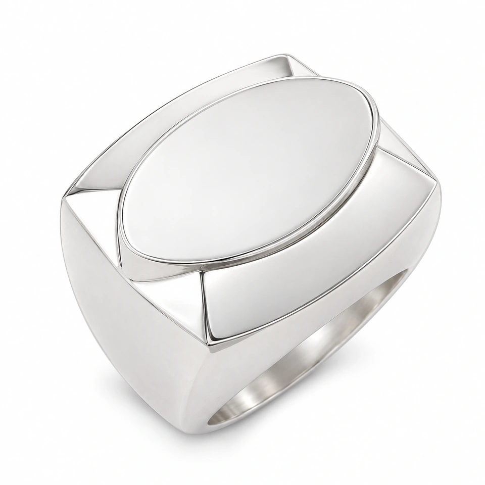 Anillo CMS-AN-1026 de apariencia plateada, cabeza ovalada elevada de metal liso, sin piedras, sobre fondo blanco.