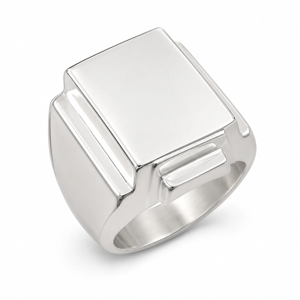 Anillo CMS-AN-1027 de apariencia plateada, cabeza rectangular alta de metal liso, sin piedras, sobre fondo blanco.