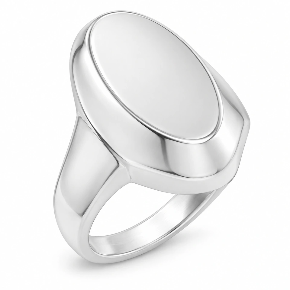 Anillo CMS-AN-1029 de apariencia plateada, cabeza ovalada alargada de metal liso, sin piedras, sobre fondo blanco.