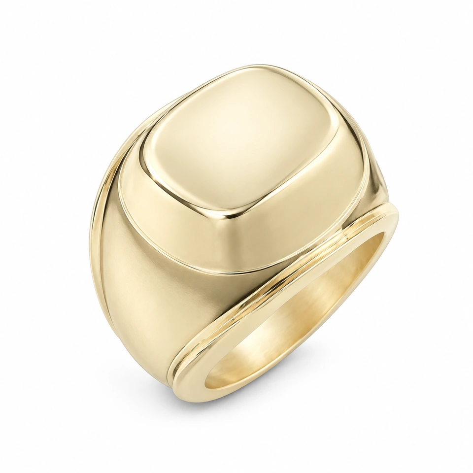 Anillo CMS-AN-1030 de apariencia dorada, cabeza rectangular redondeada de metal liso, sin piedras, sobre fondo blanco.