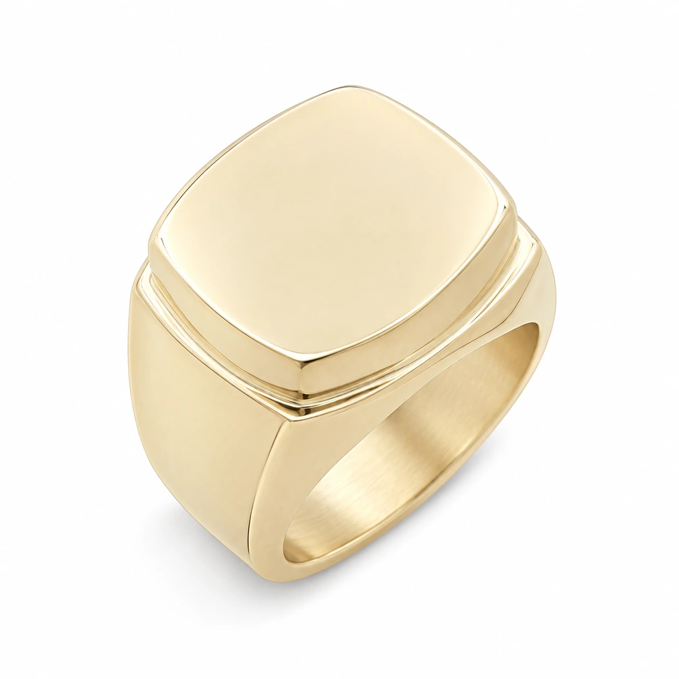 Anillo CMS-AN-1031, cabeza rectangular de esquinas suaves de metal liso, sin piedras, sobre fondo blanco.