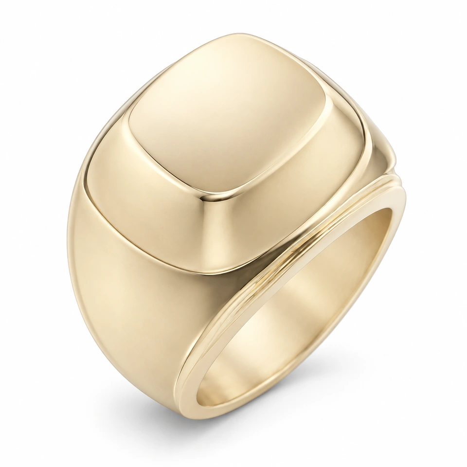 Anillo CMS-AN-1033 de apariencia dorada, cabeza rectangular redondeada de metal liso, sin piedras, sobre fondo blanco.