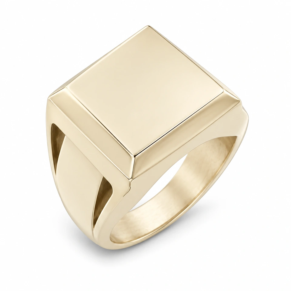 Anillo CMS-AN-1035 de apariencia dorada, cabeza rectangular angular de metal liso, sin piedras, sobre fondo blanco.