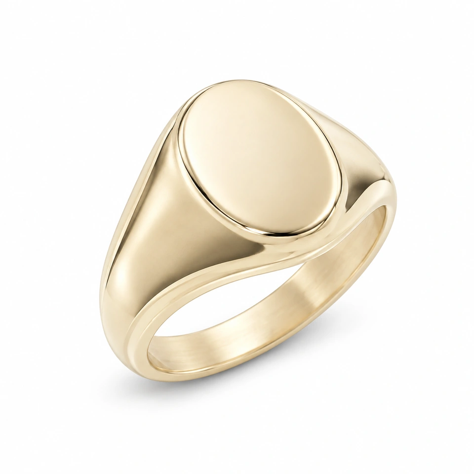 Anillo CMS-AN-1036 de apariencia dorada, cabeza ovalada de metal liso, sin piedras, sobre fondo blanco.