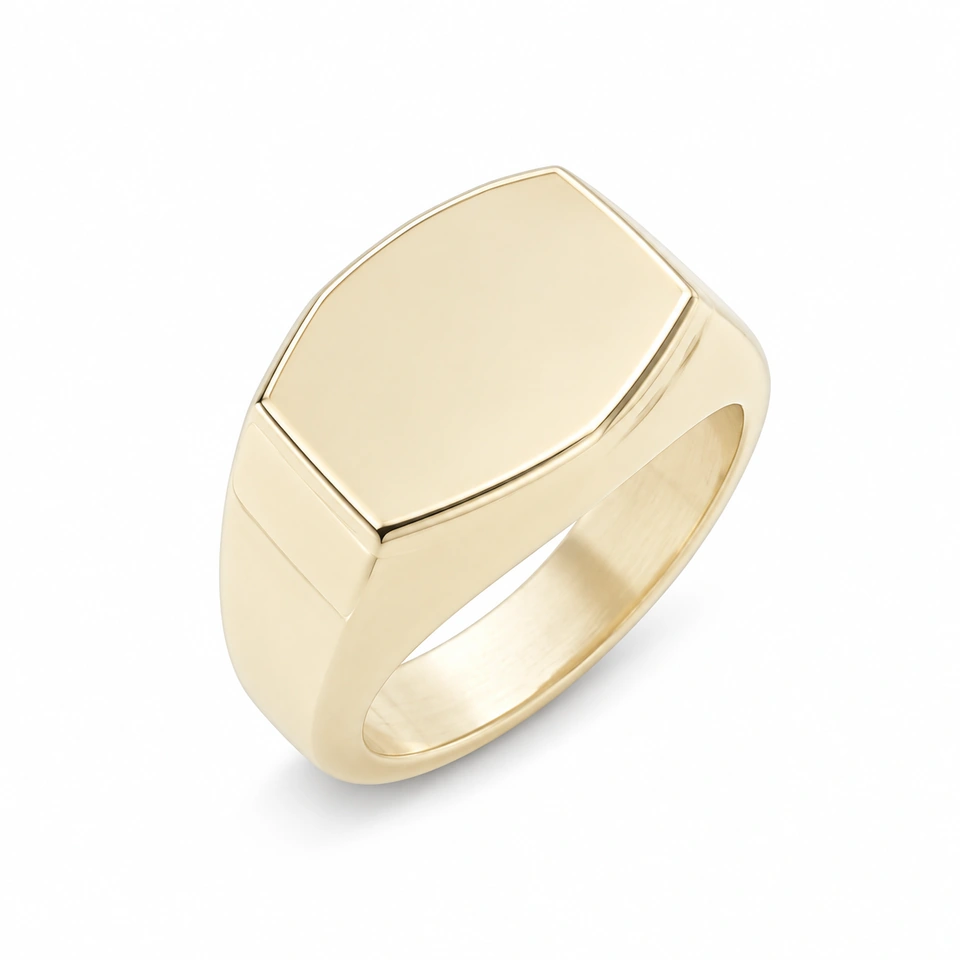 Anillo CMS-AN-1037 de apariencia dorada, cabeza octagonal alargada de metal liso, sin piedras, sobre fondo blanco.